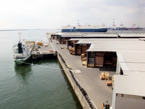 海上輸送から構内作業、車輌による出荷までの一貫作業