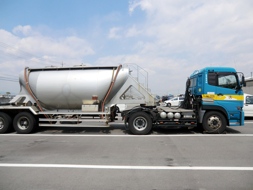 貨物形態に応じた車輌 (写真は粉粒体運搬車)